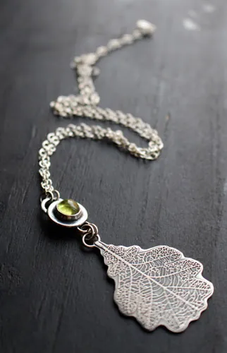 The legend of the oak, tree of history necklace in silver and peridot