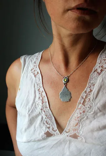 The legend of the oak, tree of history necklace in silver and peridot