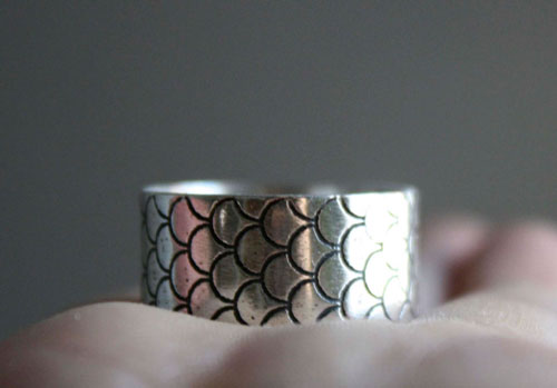 The mermaid’s song, fish scale ring in sterling silver