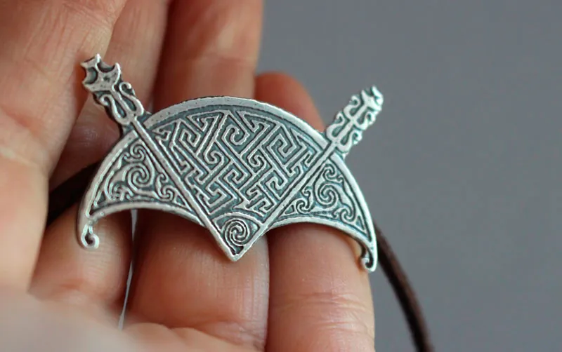 The moon crescent of Cadboll, pictish necklace in silver