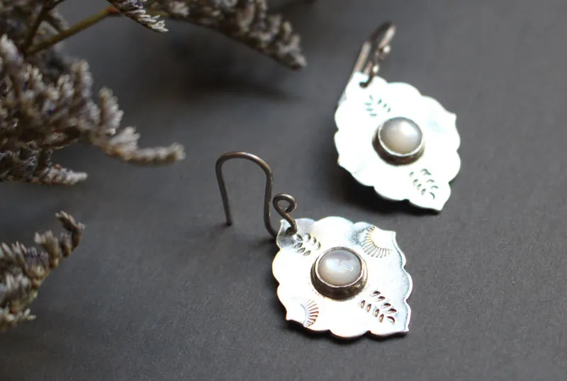 The morning star, oriental earrings in silver and nacre