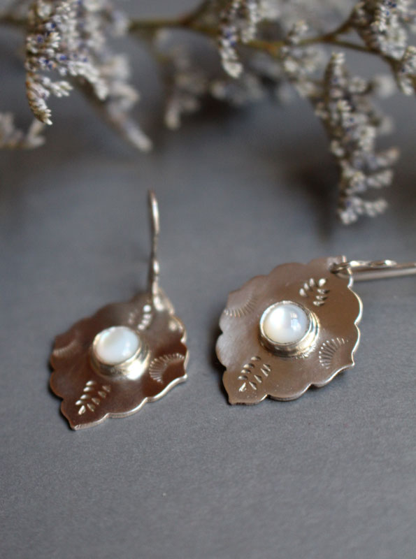 The morning star, oriental earrings in silver and nacre