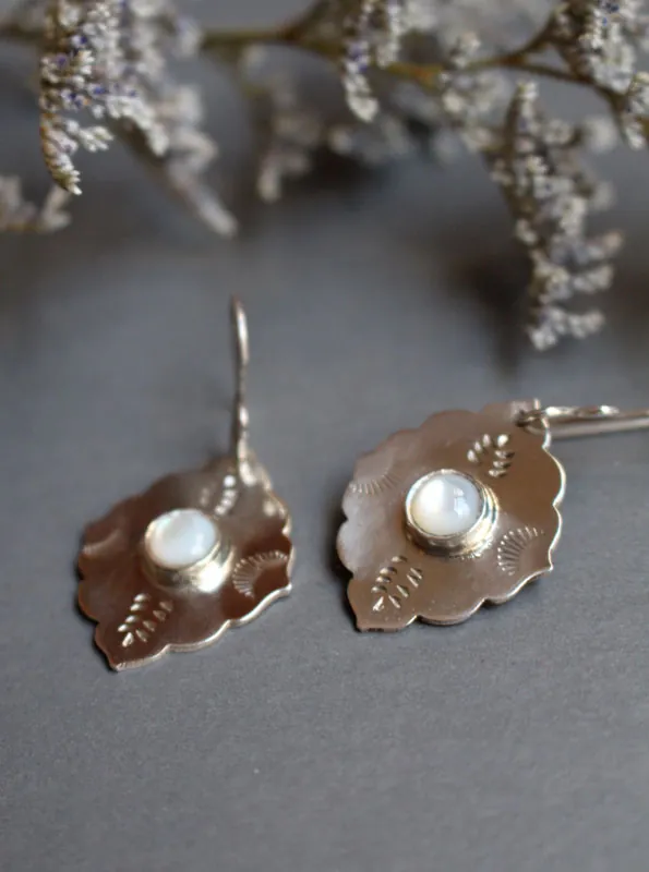 The morning star, oriental earrings in silver and nacre