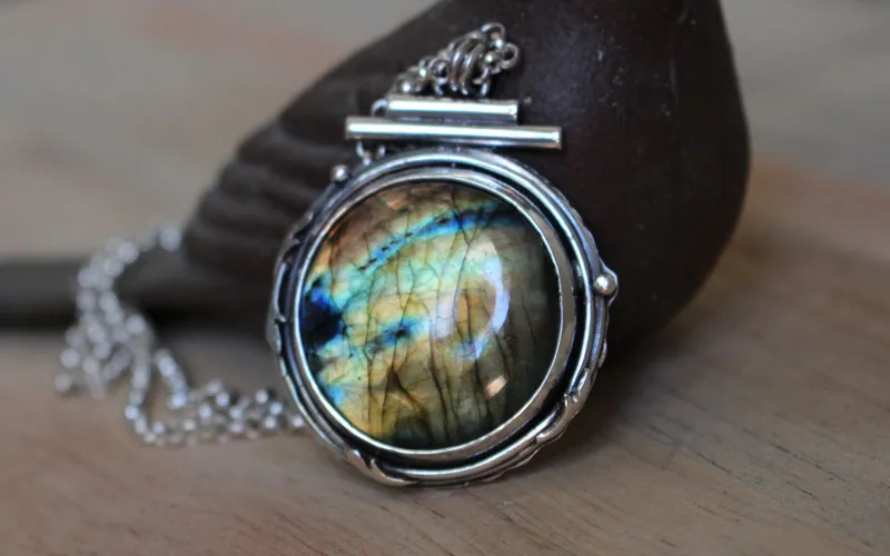 The pond of the clearing, forest water necklace in silver and labradorite