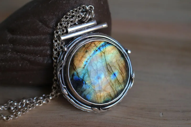 The pond of the clearing, forest water necklace in silver and labradorite