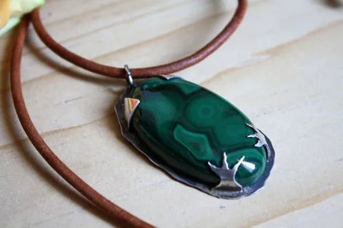 The raven kingdom, Nordic bird necklace in silver and malachite