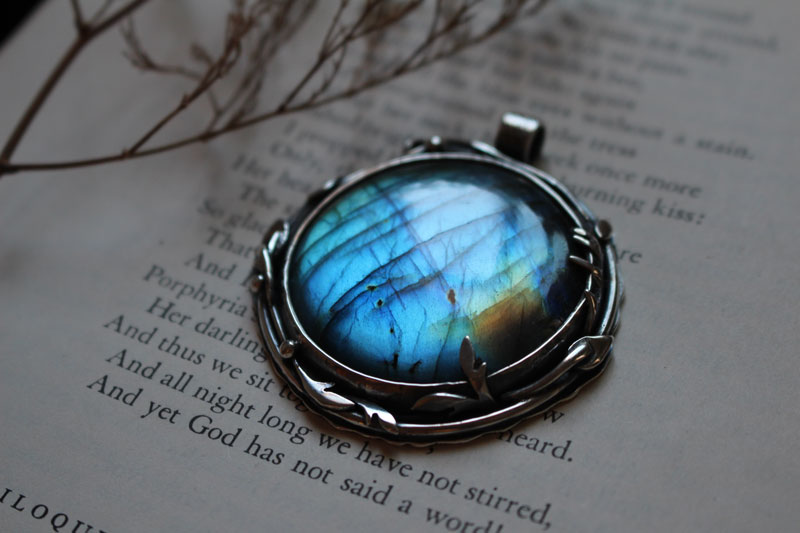 The reflection of the sky, leaves and branches pendant in silver and labradorite
