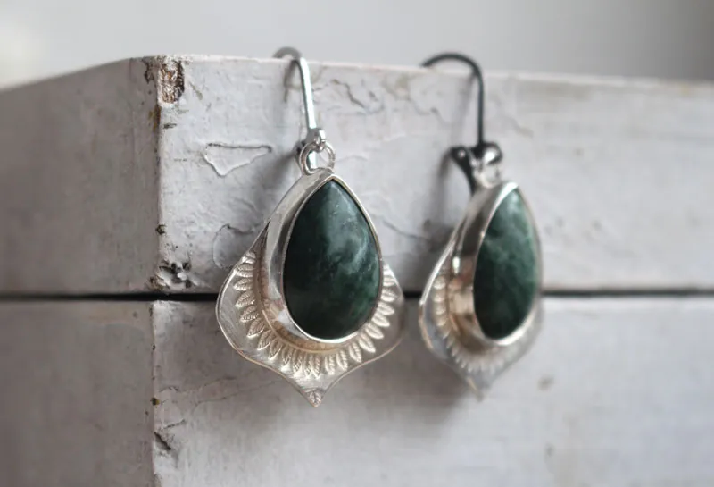 The scent of rain, vegetal abundance earrings in silver and jasper