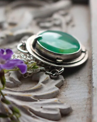 The secret of the pond, Arthurian legend necklace in silver and chrysoprase