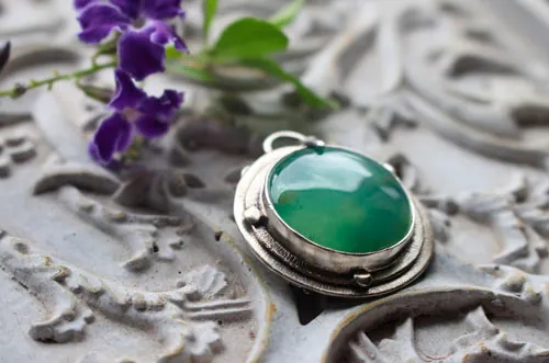 The secret of the pond, Arthurian legend necklace in silver and chrysoprase