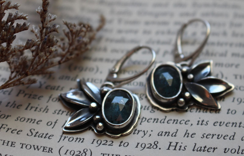 The song of flowers, botanical earrings in silver with kyanite