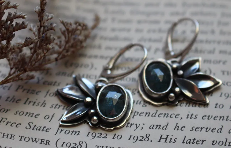 The song of flowers, botanical earrings in silver with kyanite