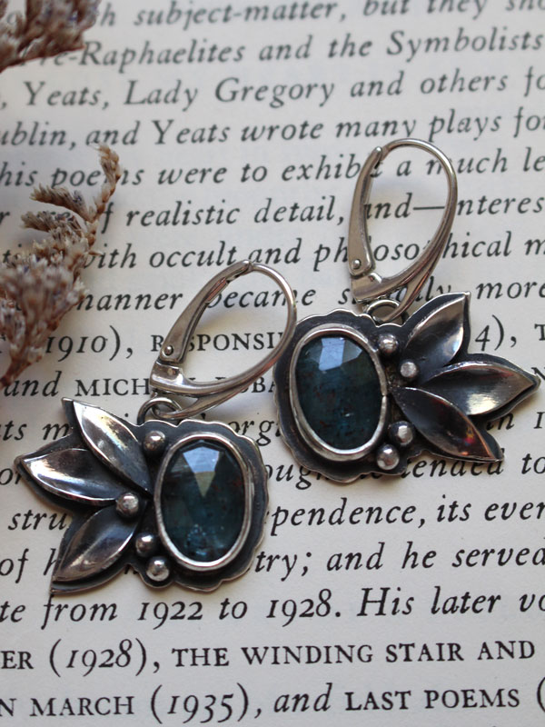 The song of flowers, botanical earrings in silver with kyanite