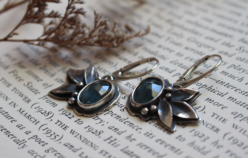 The song of flowers, botanical earrings in silver with kyanite