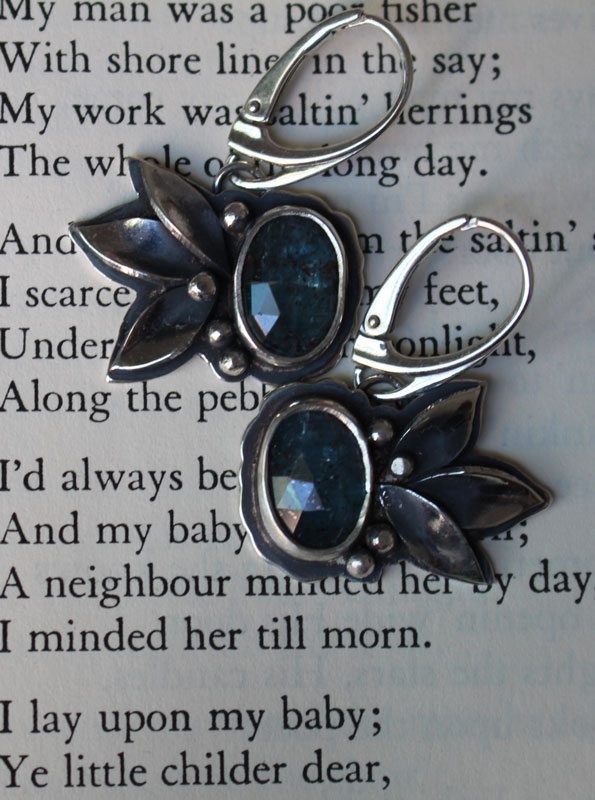 The song of flowers, botanical earrings in silver with kyanite