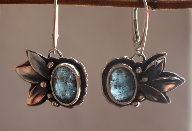 The song of flowers, botanical earrings in silver with kyanite
