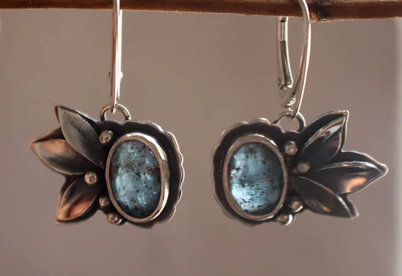 The song of flowers, botanical earrings in silver with kyanite