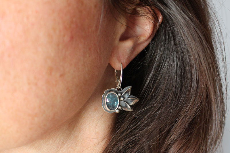 The song of flowers, botanical earrings in silver with kyanite