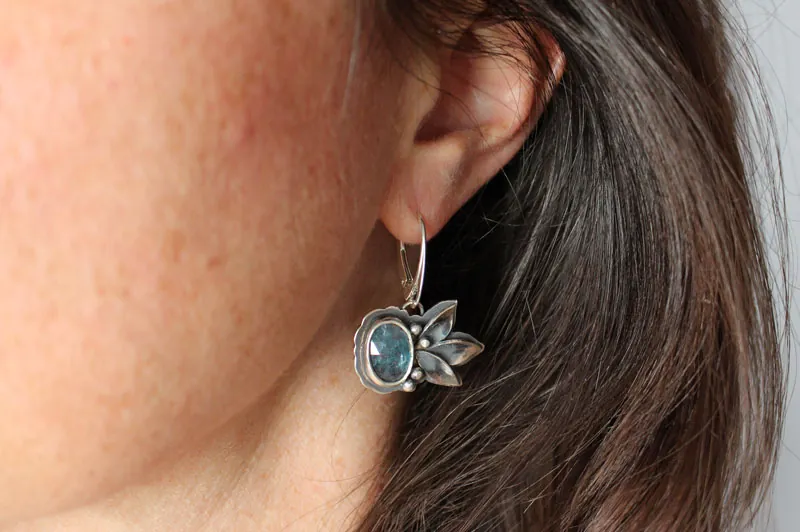 The song of flowers, botanical earrings in silver with kyanite
