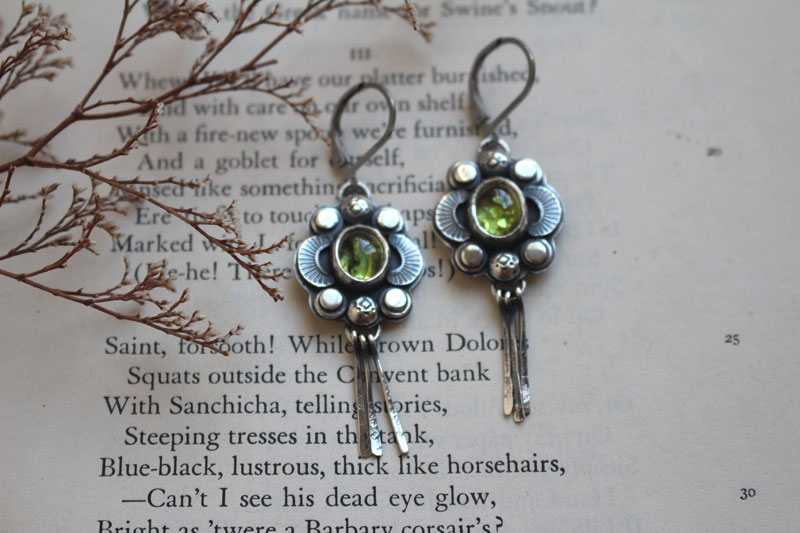 The song of the fireflies peridot, insect guide earrings in silver and peridot