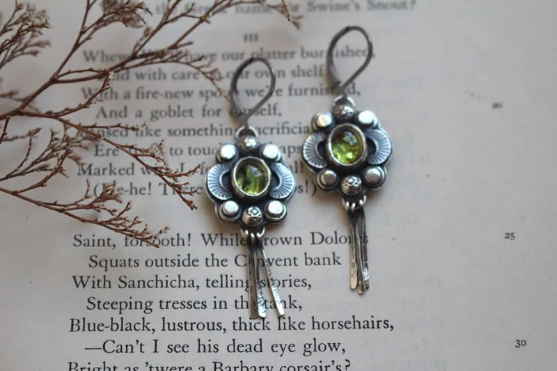 The song of the fireflies peridot, insect guide earrings in silver and peridot