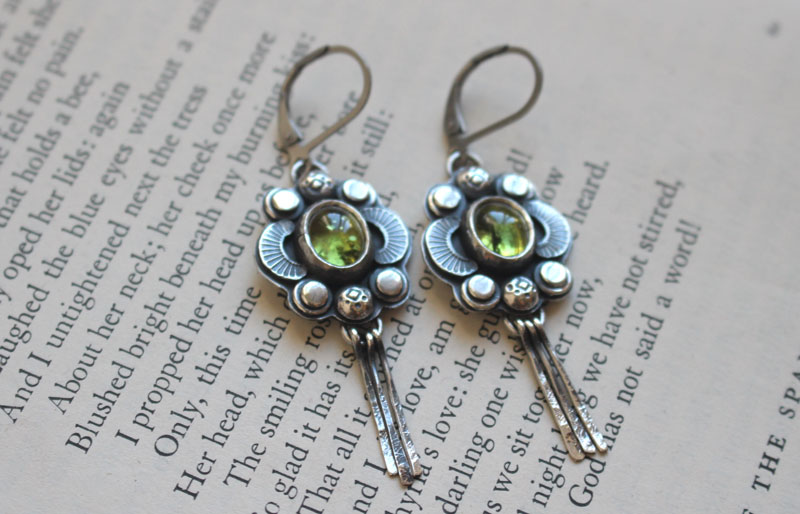 The song of the fireflies peridot, insect guide earrings in silver and peridot