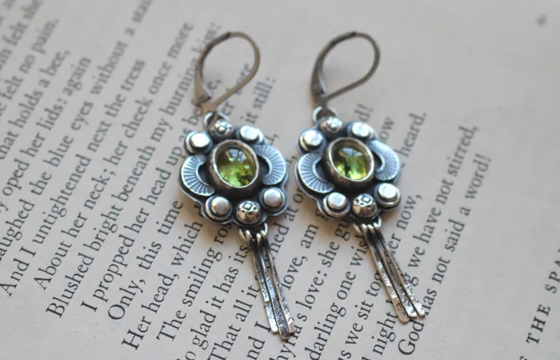 The song of the fireflies peridot, insect guide earrings in silver and peridot