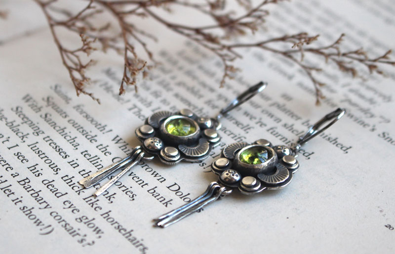 The song of the fireflies peridot, insect guide earrings in silver and peridot