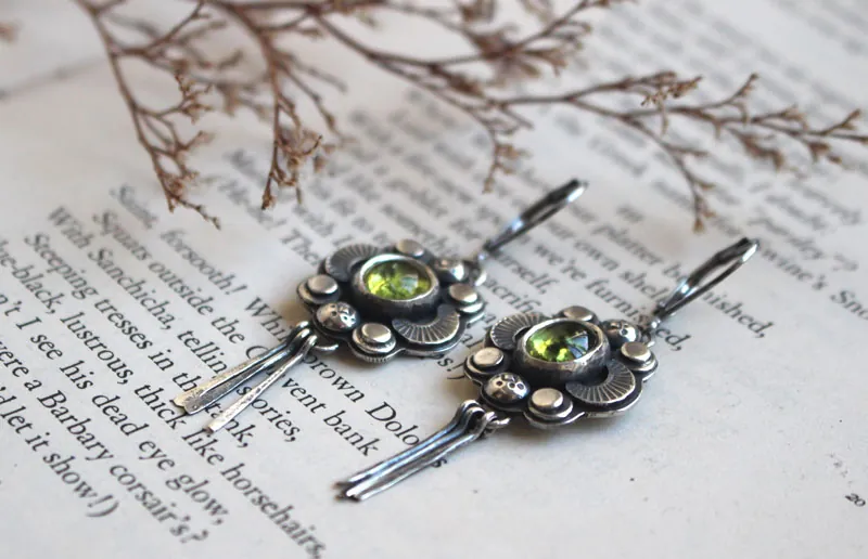 The song of the fireflies peridot, insect guide earrings in silver and peridot