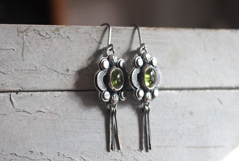 The song of the fireflies peridot, insect guide earrings in silver and peridot