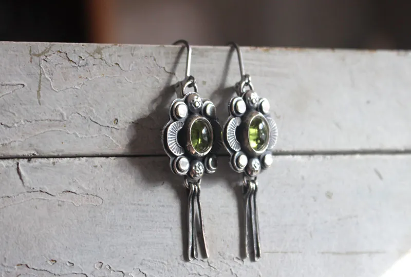 The song of the fireflies peridot, insect guide earrings in silver and peridot