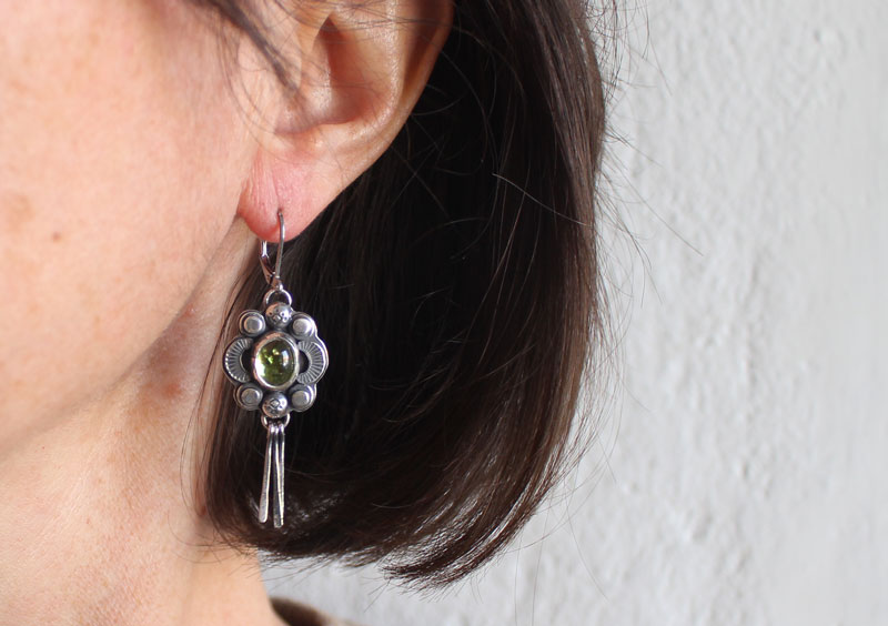 The song of the fireflies peridot, insect guide earrings in silver and peridot