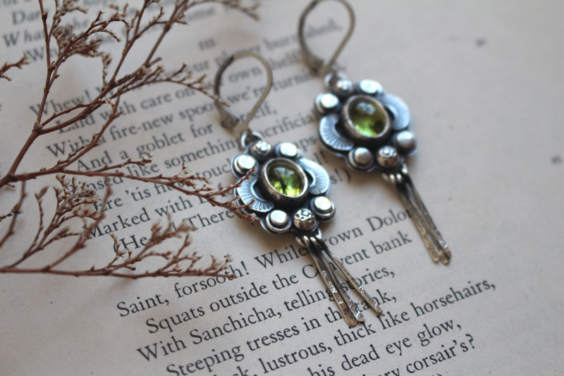 The song of the fireflies peridot, insect guide earrings in silver and peridot