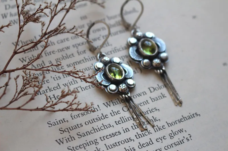 The song of the fireflies peridot, insect guide earrings in silver and peridot