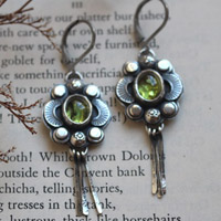 The song of the fireflies peridot, insect guide earrings in silver and peridot