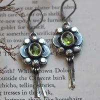 The song of the fireflies peridot, insect guide earrings in silver and peridot