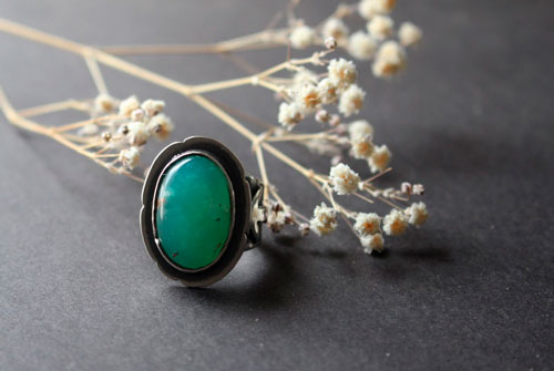The soul of nature, delicate flower ring in silver and chrysoprase