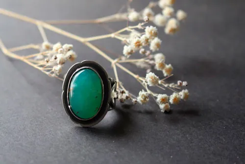 The soul of nature, delicate flower ring in silver and chrysoprase