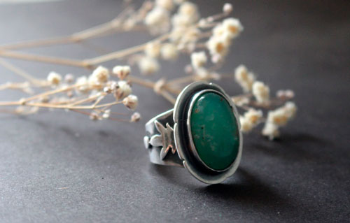 The soul of nature, delicate flower ring in silver and chrysoprase