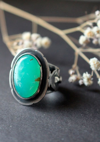 The soul of nature, delicate flower ring in silver and chrysoprase