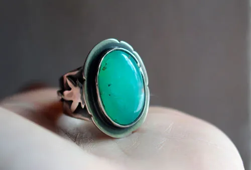 The soul of nature, delicate flower ring in silver and chrysoprase