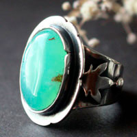 The soul of nature, delicate flower ring in silver and chrysoprase