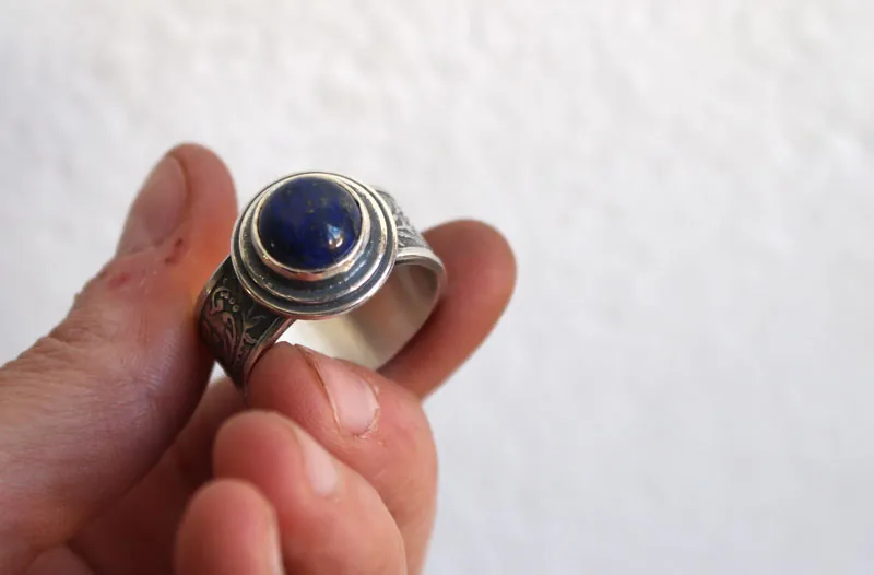 The soul of the poet, plant ring in silver and lapis lazuli