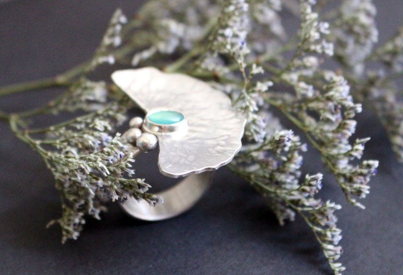 The sound of water, waterlily leaf ring in silver and chrysoprase