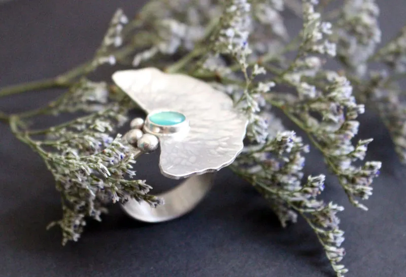 The sound of water, waterlily leaf ring in silver and chrysoprase