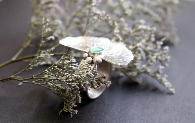 The sound of water, waterlily leaf ring in silver and chrysoprase