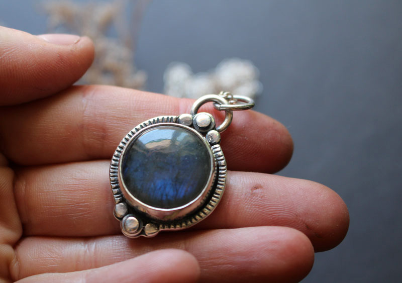 The tree of the pond, calm waters necklace in silver and labradorite