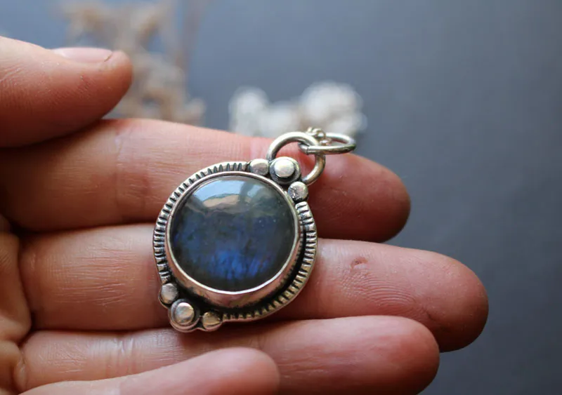 The tree of the pond, calm waters necklace in silver and labradorite