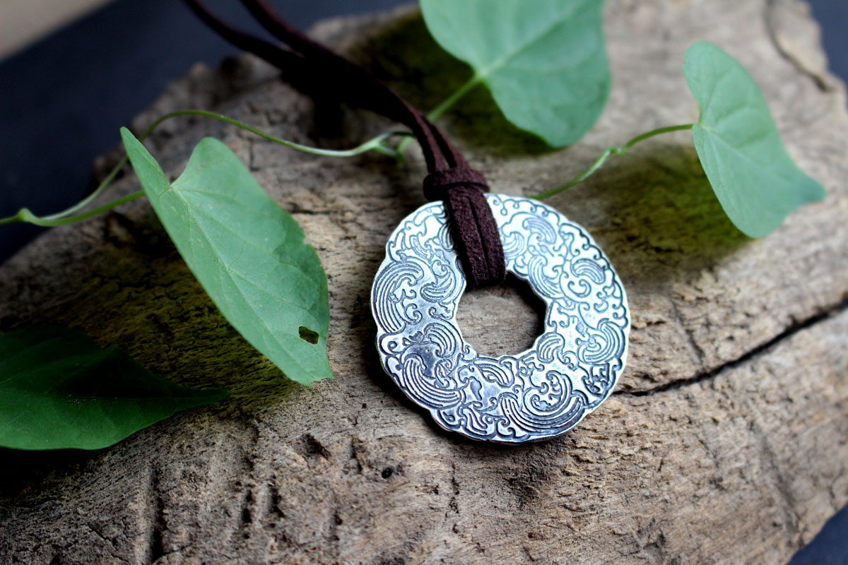 The wind and the sea, Japanese circle of clouds and waves necklace in silver