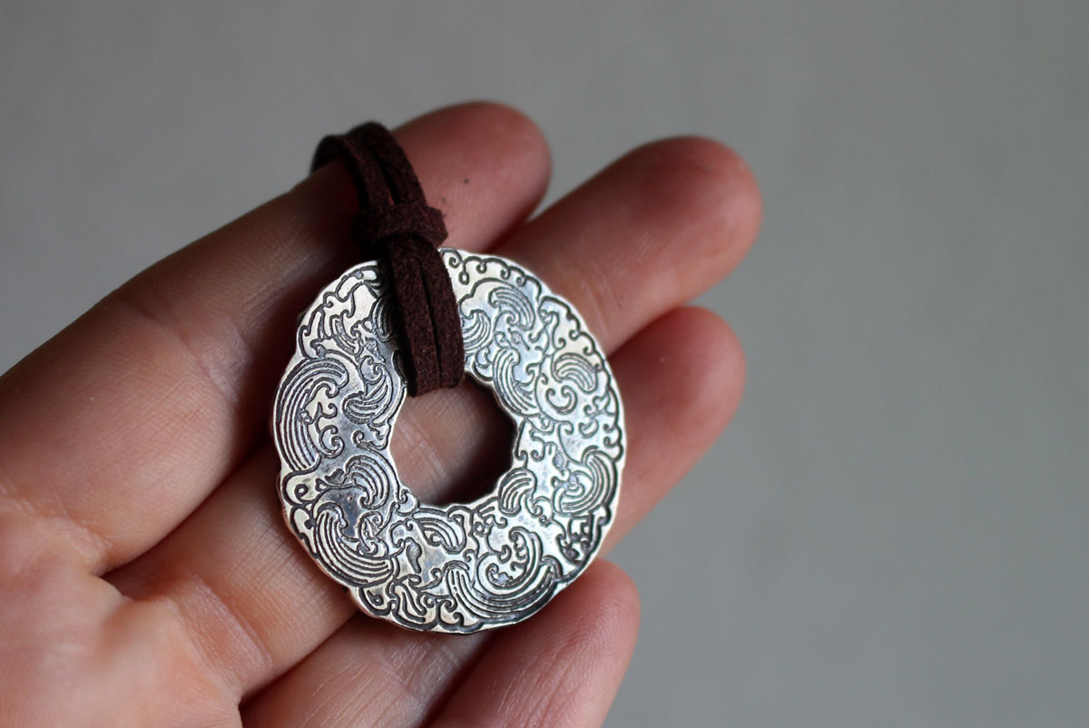 The wind and the sea, Japanese circle of clouds and waves necklace in silver